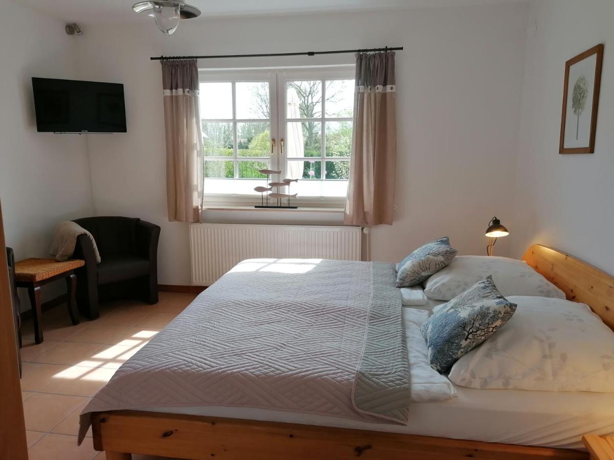 Boddenhus Auf Ruegen - Ferienwohnungen Und Pension Rappin Екстериор снимка